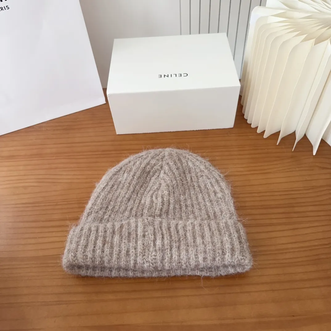 💰70 Crow Heart Autumn and Winter Wool Knitted Beanie This must be a favorite of minimalism. It is clean, neat, fashionable and versatile, and will definitely not be picky about your face shape! A fashionable classic that lasts forever! Fashionable black and white can be purchased together!